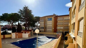 A residential building with a swimming pool, a basketball court, and a small garden area. - 2-room apartment near beach with pool (Argelès-sur-Mer)