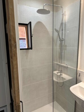 Hair dryer, towels, soap, shampoo - Charming Apartment With Patio & Pool (L'Hospitalet de Llobregat)