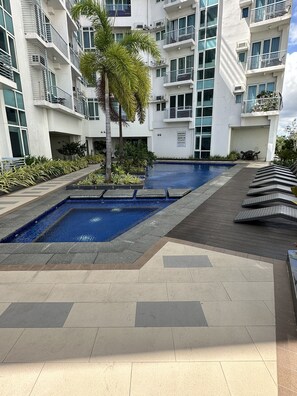 2 piscinas al aire libre