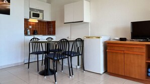 Coffee/tea maker, fridge, microwave, toaster - Ground floor apartment for 4 in Banyuls-sur-Mer with terrace, parking, WIFI (Banyuls-sur-Mer)