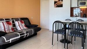 TV - Ground floor apartment for 4 in Banyuls-sur-Mer with terrace, parking, WIFI (Banyuls-sur-Mer)