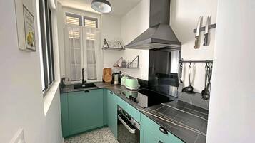 Een microgolfoven, een koffiezetapparaat/waterkoker