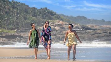 En la playa y sombrillas