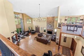 Interior - Game Room w/ Pool Table, Pinball!  Hot Tub! (Hollister)