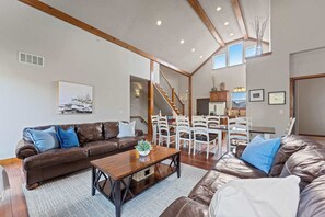 TV, fireplace, video games, offices - Game Room w/ Pool Table, Pinball!  Hot Tub! (Hollister)