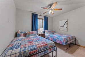 6 عدّة غرف نوم ومكتب ومكواة/لوح كي وسرير سفر