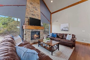 تلفزيون، مدفأة، ألعاب فيديو، مكتب