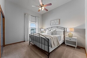 6 habitaciones, escritorio y tabla de planchar con plancha