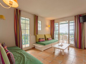 TV - Spacious family apartment with pool near Saint-Jean-de-Luz (Urrugne)