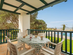 Outdoor dining - Spacious family apartment with pool near Saint-Jean-de-Luz (Urrugne)