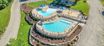 Lake View, Hot Tub, Fire pit, and Gameroom!