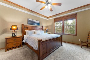 6 bedrooms, desk, iron/ironing board, travel crib