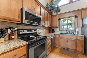 Fridge, microwave, oven, stovetop - Lake View, Hot Tub, Fire pit, and Gameroom! (Hollister)