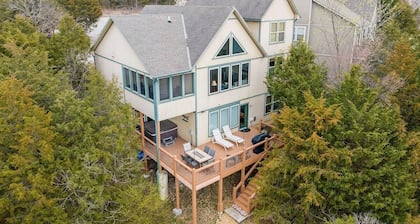 Lake View, Hot Tub, Fire pit, Gameroom w/ Pinball