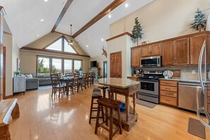 Interior - Lake View, Hot Tub, Fire pit, and Gameroom! (Hollister)
