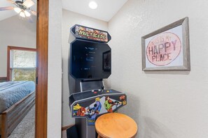 6 Schlafzimmer, Schreibtisch, Bügeleisen/Bügelbrett, Reisekinderbett