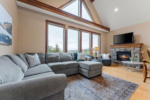 TV, fireplace, video games, DVD player - Lake View, Hot Tub, Fire pit, and Gameroom! (Hollister)