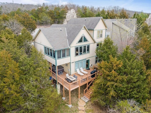 Lake View, Hot Tub, Fire pit, and Gameroom!