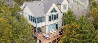 Lake View, Hot Tub, Fire pit, and Gameroom!