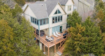 Lake View, Hot Tub, Fire pit, and Gameroom!