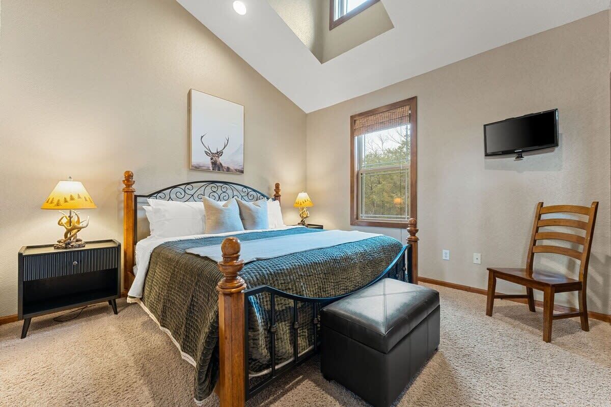 6 bedrooms, desk, iron/ironing board, travel crib