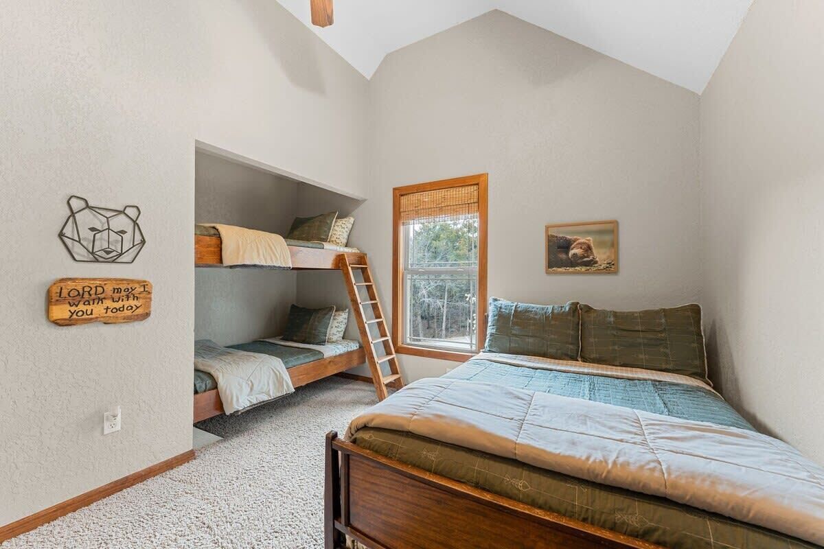 6 bedrooms, desk, iron/ironing board, travel crib