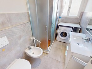 Hair dryer, towels - Spacieux 2P climatisé avec grande terrasse, centre-ville, proche plages et commerces (Menton)