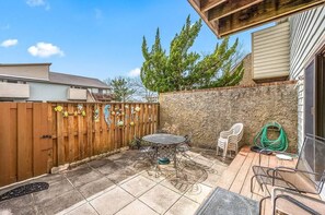 Outdoor dining - Charming Club Ocean Villa (Ocean City)