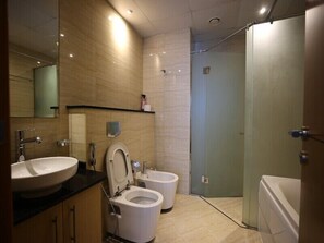 Standard Apartment | Bathroom - Charming 1BR  Ocean Heights (Dubai)
