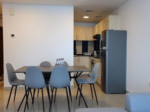 Standard-Apartment | Essbereich im Zimmer