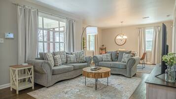 Una televisión, una oficina