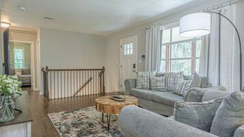 Una televisión, una oficina