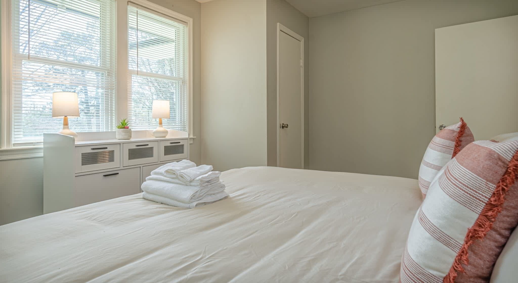 3 habitaciones, escritorio, tabla de planchar con plancha y wifi 