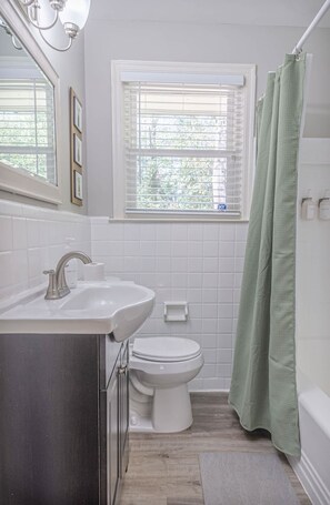 Douche, séchoir à cheveux, serviettes fournies