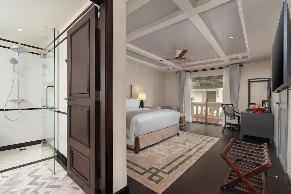 Minibar con artículos gratuitos y caja de seguridad en la habitación