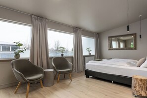 1 habitación, escritorio y tabla de planchar con plancha