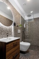 Habitación superior con 1 cama doble o 2 individuales, balcón | Baño | Artículos de higiene personal gratuitos, secador de pelo y toallas