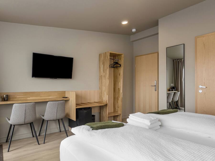 Escritorio, tabla de planchar con plancha, cunas gratuitas y wifi gratis