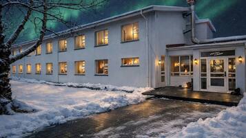 Depan hartanah - siang/malam