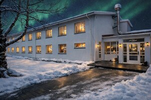 Fachada de la propiedad por la tarde o noche
