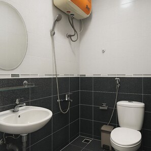 Quarto casal standard | Banheiro | Chuveiro, ducha de hidromassagem, produtos de toalete grátis 