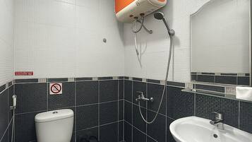 Shower, hydromassage showerhead, free toiletries, hair dryer