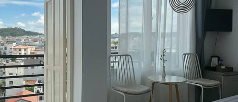 Ropa de cama de alta calidad, minibar, muebles diferentes y escritorio