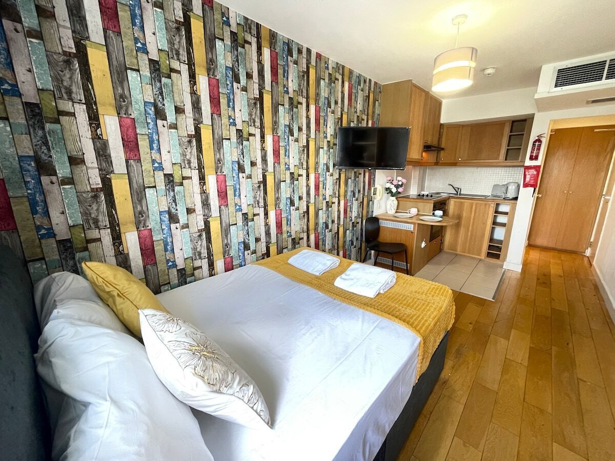 Apartment, Ensuite (N14) | Individually decorated, individually furnished, free WiFi