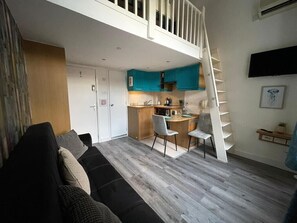 Appartement, salle de bain attenante (N9) | Bar-salon