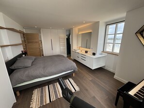 4 habitaciones, escritorio, tabla de planchar con plancha y wifi gratis 