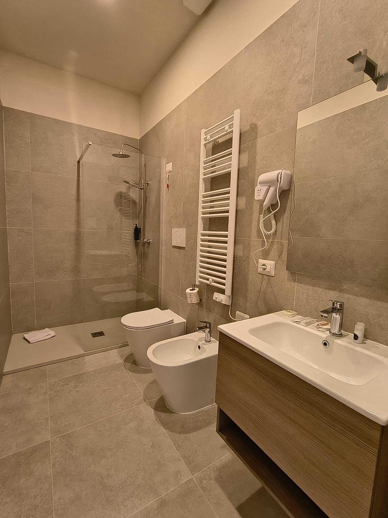 Habitació triple clàssica | Bany | Articles de tocador gratuïts, assecador de cabells i sabatilles 