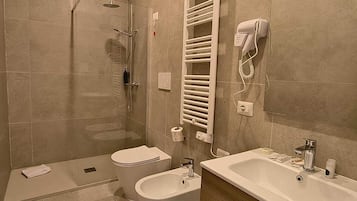 Classic Triple Room | Bathroom