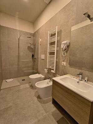 经典三人房 | 浴室 | 免费洗浴用品、吹风机、拖鞋