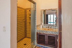 Dusche, Haartrockner, Handtücher, Shampoo
